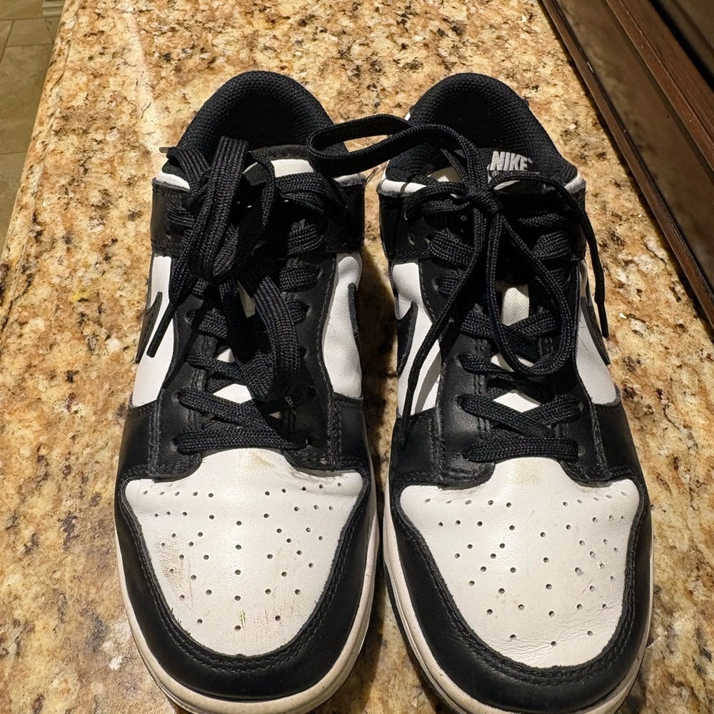 Nike Men’s Black and White Low-Top Sneakers